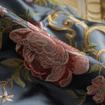 Broderie florale élégante sur tissu sombre, mettant en valeur un motif de roses et de feuilles, idéal pour habiller votre intérieur avec style et sophistication. Ce design raffiné ajoute une touche artistique et luxueuse à tout élément de décoration.