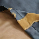 Image d'une couverture décorative moderne avec des motifs géométriques élégants en bleu et or, idéale pour ajouter une touche de sophistication à votre chambre ou salon. Accessoire tendance pour une décoration intérieure contemporaine.