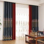 Rideaux élégants avec motifs floraux brodés, en deux tons de rouge et bleu marine, parfaits pour décorer un salon. Le design raffiné complète les grandes fenêtres pour un style luxueux. Idéal pour ajouter une touche de sophistication à votre intérieur.