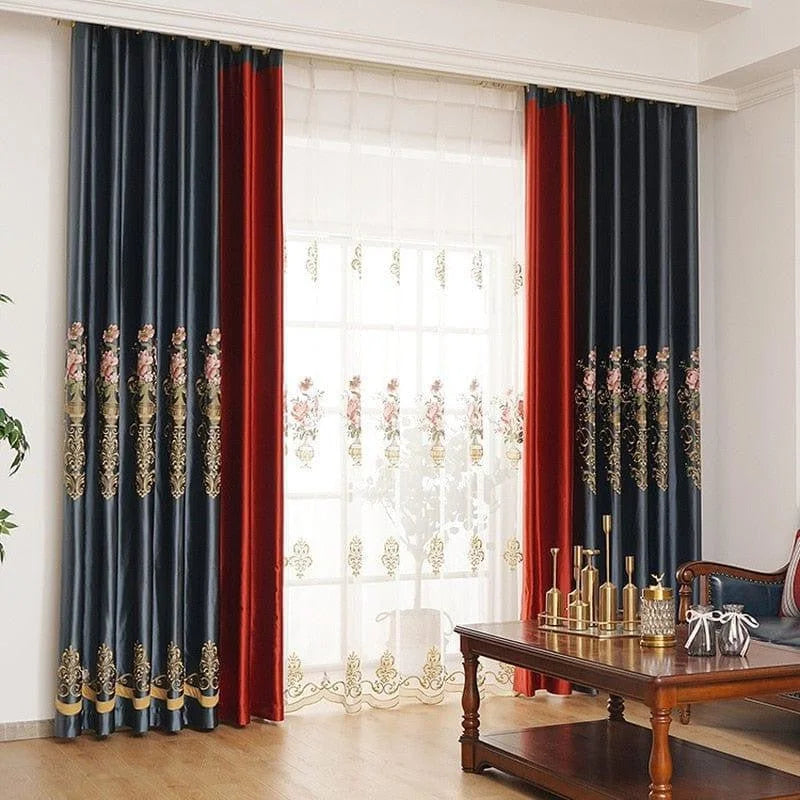 Rideaux élégants avec motifs floraux brodés, en deux tons de rouge et bleu marine, parfaits pour décorer un salon. Le design raffiné complète les grandes fenêtres pour un style luxueux. Idéal pour ajouter une touche de sophistication à votre intérieur.