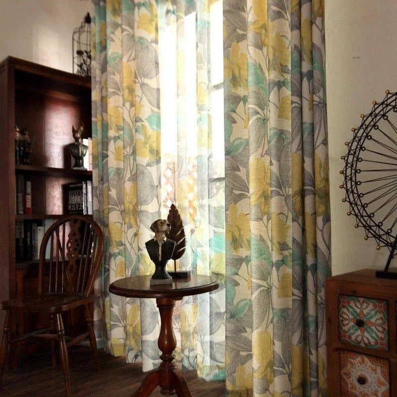 Rideau à motifs floraux lumineux, idéal pour ajouter une touche de fraîcheur et d'élégance à votre salon. Design avec des feuilles et des fleurs jaunes et vertes, parfait pour une décoration intérieure naturelle et apaisante. Ces rideaux permettent de filtrer la lumière tout en préservant l'intimité. Accessoire décoratif parfait pour sublimer votre espace de vie et créer une ambiance chaleureuse et accueillante.