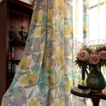 Rideau élégant à motif floral jaune et vert, embellissant un intérieur lumineux avec des accents naturels. Parfait pour apporter une touche décorative et chaleureuse à votre salon ou chambre. Son design raffiné s'harmonise avec différents styles de mobilier pour créer une ambiance apaisante et stylée.