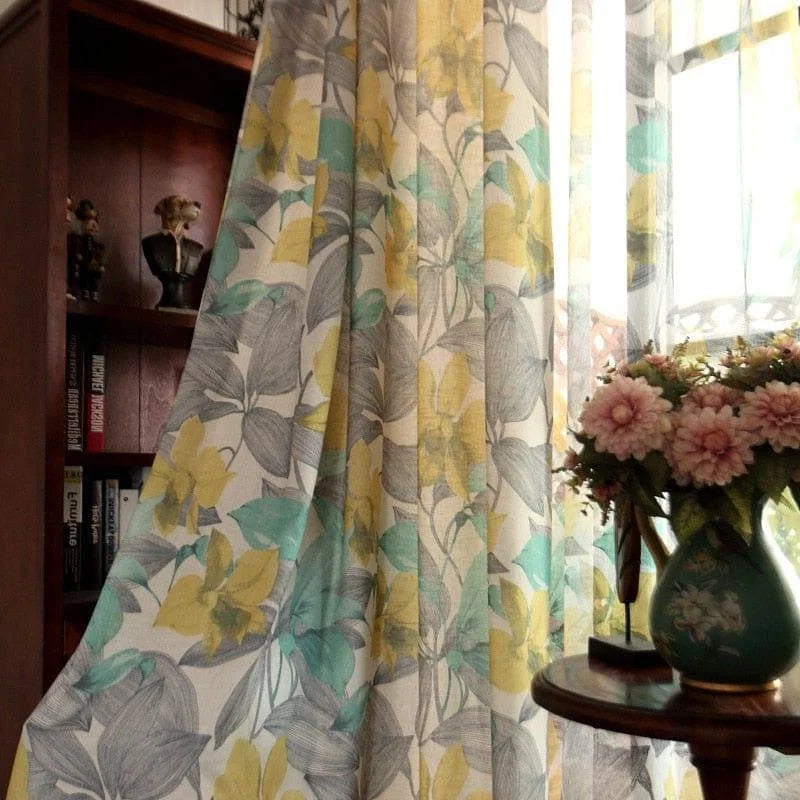 Rideau élégant à motif floral jaune et vert, embellissant un intérieur lumineux avec des accents naturels. Parfait pour apporter une touche décorative et chaleureuse à votre salon ou chambre. Son design raffiné s'harmonise avec différents styles de mobilier pour créer une ambiance apaisante et stylée.