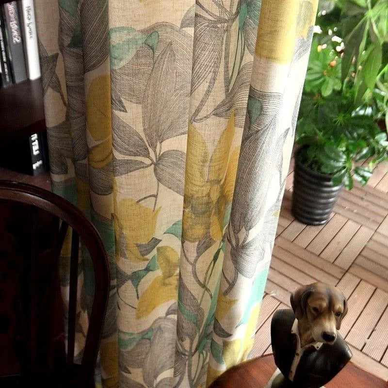 Rideau à motif floral avec tons verts et jaunes, idéal pour salon élégant. Accessoire de décoration avec design nature, ajoutant une touche de fraîcheur à votre intérieur. Parfait pour harmoniser avec un décor végétal.