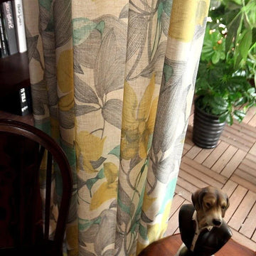Rideau à motif floral avec tons verts et jaunes, idéal pour salon élégant. Accessoire de décoration avec design nature, ajoutant une touche de fraîcheur à votre intérieur. Parfait pour harmoniser avec un décor végétal.