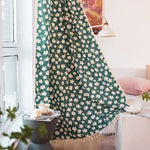 Rideau fleuri vert avec motifs de fleurs blanches, idéale pour ajouter une touche de fraîcheur et de style à votre intérieur. Parfait pour un salon ou une chambre, il apporte luminosité et charme à votre espace de vie. Accessoire de décoration élégant, ce rideau transforme l'atmosphère de votre pièce avec un motif floral moderne.
