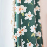 Rideau floral vert avec motifs de fleurs blanches et détails fringants, parfait pour ajouter une touche de fraîcheur printanière à votre intérieur. Idéal pour les salons, chambres ou espaces de relaxation, ce rideau apporte une ambiance naturelle et élégante tout en filtrant la lumière. Transformez votre décor avec ce design inspiré de la nature.