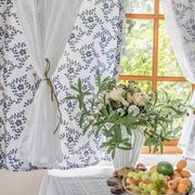 rideau floral blanc bleu semi opaque motifs champêtres transparent voilage texturé liens corde naturelle