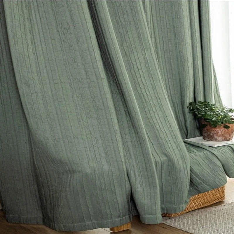 Rideau vert texturé pour salon, apportant une touche élégante et naturelle à votre décoration intérieure. Idéal pour une ambiance chaleureuse et accueillante, ce rideau s'harmonise parfaitement avec divers styles d'intérieur. Accessoire déco raffiné, il filtre délicatement la lumière tout en préservant votre intimité.