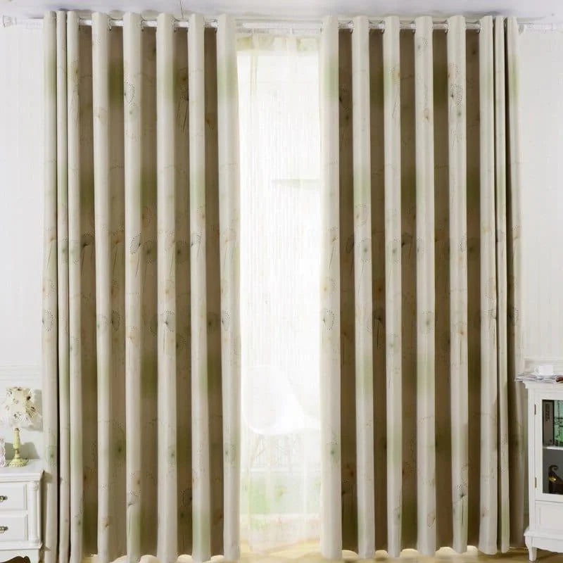 Rideau occultant beige élégant pour salon, motif floral discret, idéal pour décorer et protéger de la lumière extérieure. Ajustement parfait pour les fenêtres de tailles variées, ajoutant une touche de sophistication à votre intérieur moderne.