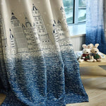 Rideau de chambre d'enfant avec design de château féérique, paysage bleu et beige, idéal pour une décoration ludique et imaginative. Jouets en peluche ajoutant une touche de douceur à l'ensemble. Vue sur fenêtre apportant luminosité et accentuant le charme du décor.
