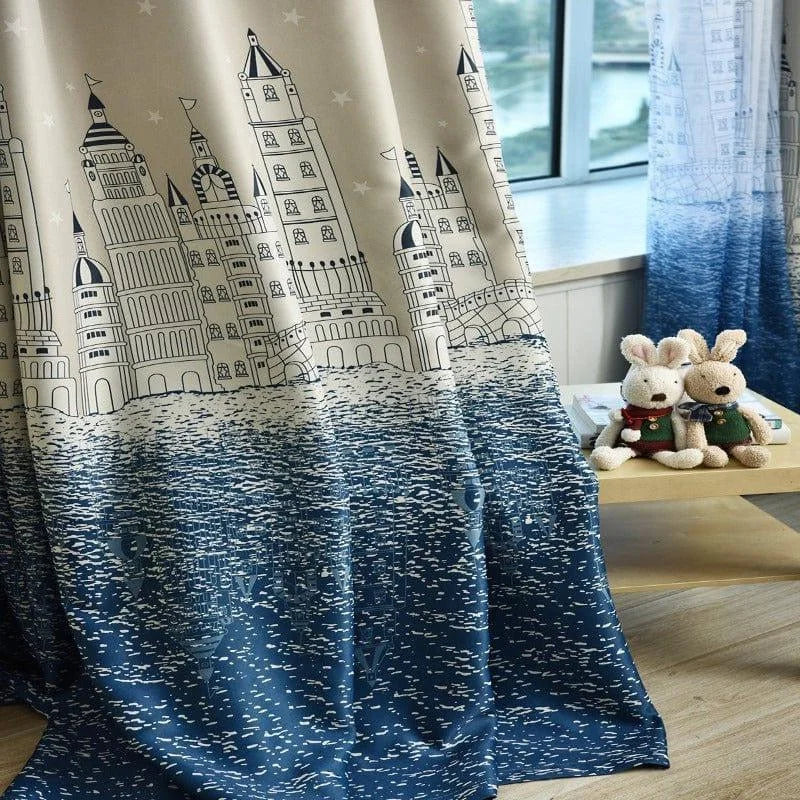 Rideau de chambre d'enfant avec design de château féérique, paysage bleu et beige, idéal pour une décoration ludique et imaginative. Jouets en peluche ajoutant une touche de douceur à l'ensemble. Vue sur fenêtre apportant luminosité et accentuant le charme du décor.