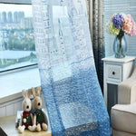 Rideau de salon avec motif urbain et détails bleus, agrémentant un intérieur lumineux. Vue agréable sur la ville, ajoutant une touche contemporaine et raffinée à votre décoration. Accessoires de décoration tels que peluches et vase avec hortensias pour parfaire l'ambiance chaleureuse de votre espace de vie.