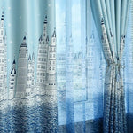 Rideau décoratif bleu avec motif architectural urbain, idéal pour ajouter une touche moderne et élégante à votre salon ou chambre. Design inspiré par des silhouettes de bâtiments, offrant une ambiance urbaine et contemporaine, parfait pour transformer l’atmosphère de votre intérieur. Adapté aux grandes fenêtres, ce rideau embellit l’espace tout en filtrant subtilement la lumière.
