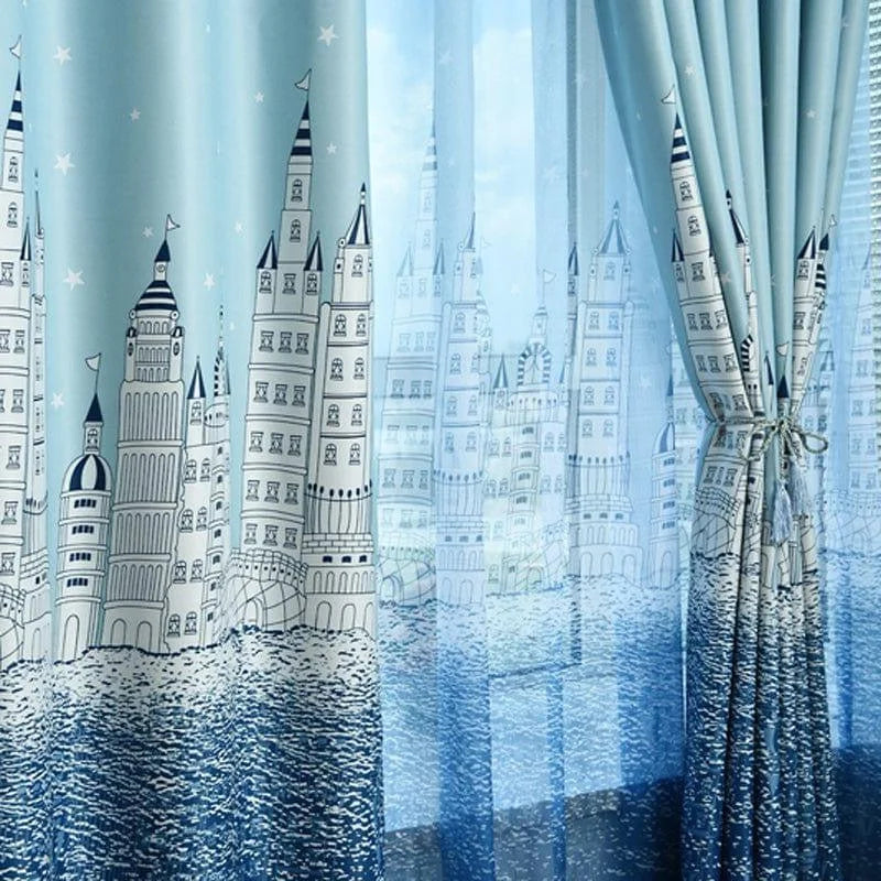Rideau décoratif bleu avec motif architectural urbain, idéal pour ajouter une touche moderne et élégante à votre salon ou chambre. Design inspiré par des silhouettes de bâtiments, offrant une ambiance urbaine et contemporaine, parfait pour transformer l’atmosphère de votre intérieur. Adapté aux grandes fenêtres, ce rideau embellit l’espace tout en filtrant subtilement la lumière.
