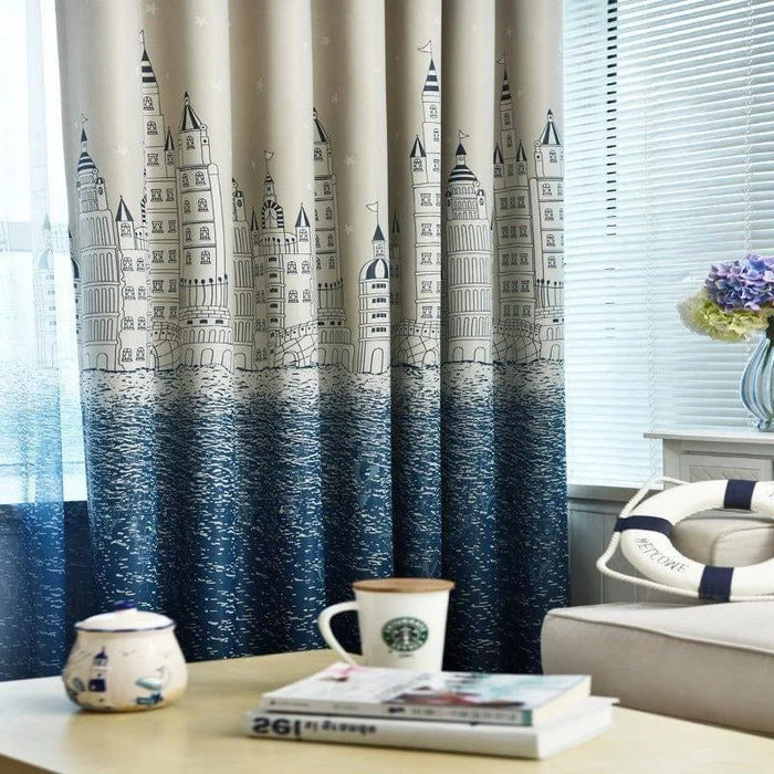 Rideaux décoratifs au motif urbain, représentant une skyline de bâtiments stylisés dans des tons de bleu et de beige. Idéal pour donner une touche originale et moderne à votre intérieur. Parfait pour le salon ou la chambre, ces rideaux apportent une ambiance artistique tout en filtrant la lumière. Accessoire décoratif qui transforme votre espace de vie avec élégance.