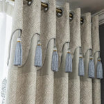 Rideaux élégants avec motifs géométriques en relief, ornés de pampilles décoratives grises, idéal pour ajouter une touche de sophistication à votre intérieur. Barre de fixation incluse pour une installation facile. Accessoire parfait pour habiller votre salon ou chambre.