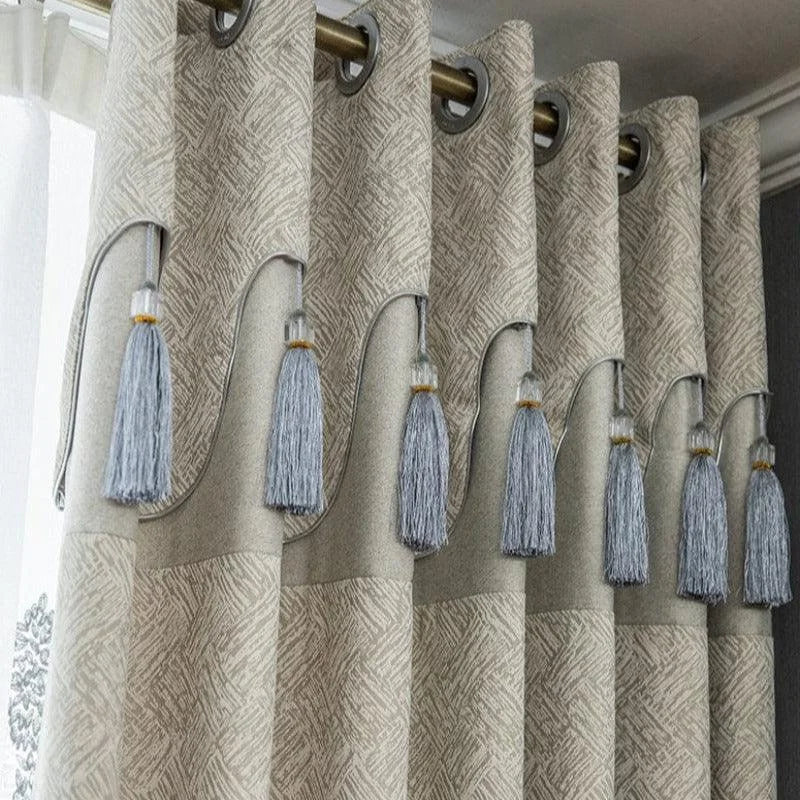 Rideaux élégants avec motifs géométriques en relief, ornés de pampilles décoratives grises, idéal pour ajouter une touche de sophistication à votre intérieur. Barre de fixation incluse pour une installation facile. Accessoire parfait pour habiller votre salon ou chambre.