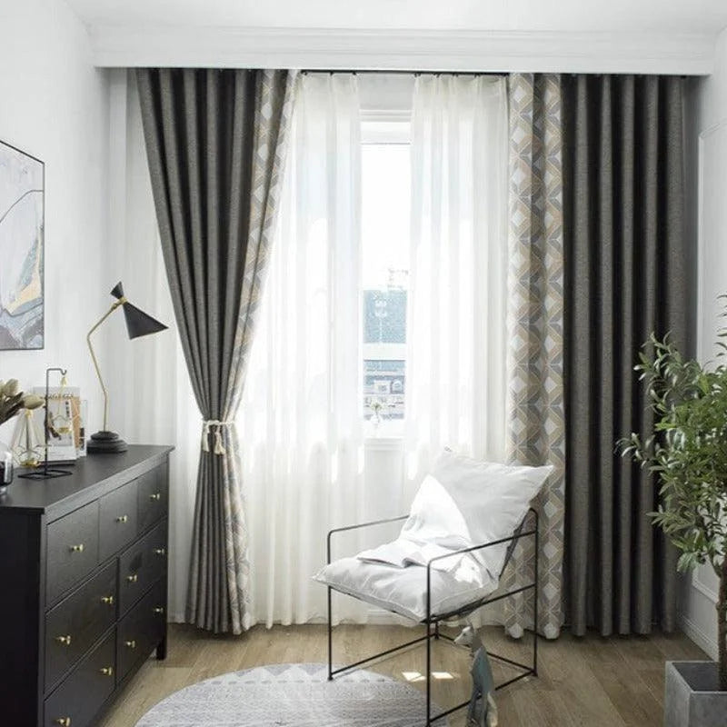 Rideaux modernes pour salon, élégants et décoratifs, laissant entrer la lumière naturelle tout en préservant l'intimité. Idéal pour une décoration contemporaine. Le contraste des teintes apporte une touche sophistiquée à votre intérieur.