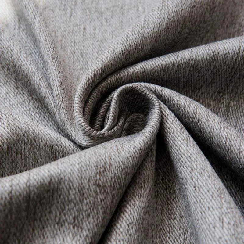 Gros plan sur un tissu gris, parfaitement drapé pour mettre en valeur sa texture. Le design élégant et raffiné souligne la qualité supérieure du produit, idéal pour l'habillement ou la décoration intérieure.
