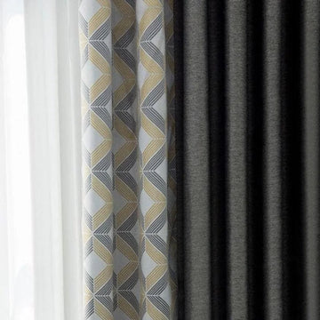 Rideaux modernes pour salon, combinant motifs géométriques élégants et teintes neutres, apportant une touche de style et de sophistication à votre intérieur. Parfait pour la décoration de fenêtres dans les espaces de vie contemporains.
