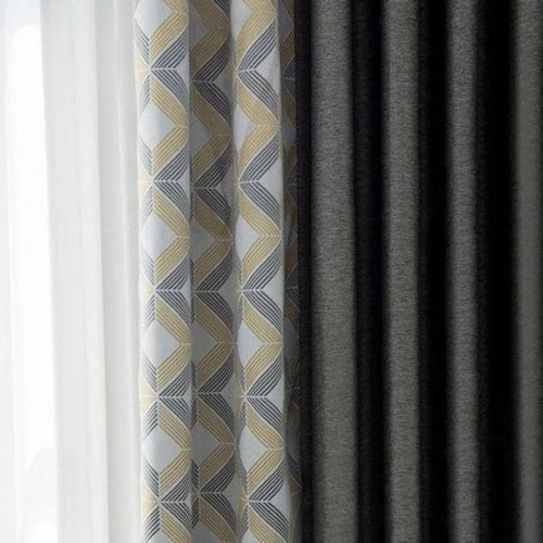 Rideaux modernes pour salon, combinant motifs géométriques élégants et teintes neutres, apportant une touche de style et de sophistication à votre intérieur. Parfait pour la décoration de fenêtres dans les espaces de vie contemporains.