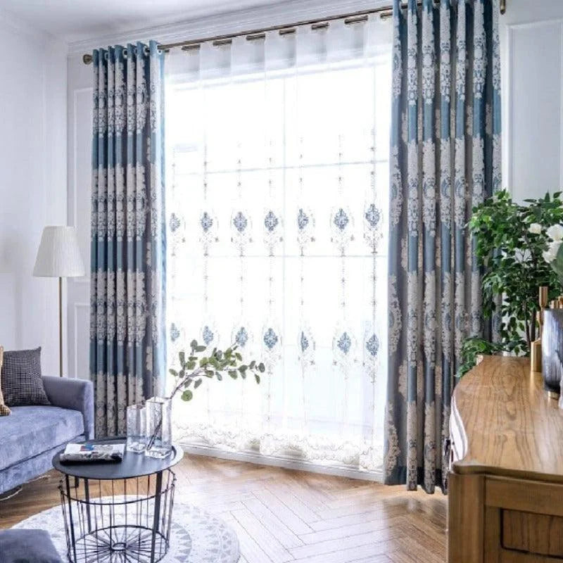 Rideaux élégants à motifs floraux, parfaits pour sublimer votre salon. Ces rideaux apportent une touche de sophistication et d'intimité à votre espace de vie, tout en permettant une belle luminosité naturelle. Idéal pour une décoration intérieure moderne et raffinée.