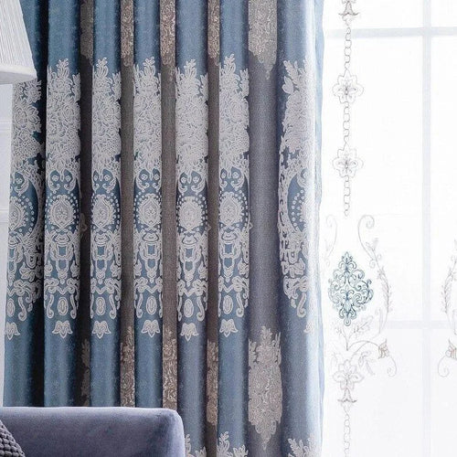 Rideau élégant avec motif baroque blanc sur fond bleu, idéal pour apporter une touche raffinée à votre intérieur. Parfait pour le salon ou la chambre à coucher.