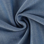 Texture de tissu bleu avec motif chevron, idéale pour confectionner des vêtements élégants ou des accessoires de décoration intérieure. Son allure sophistiquée et ses détails raffinés ajoutent une touche moderne et chic à toute création textile.