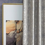 Rideau élégant argenté avec motif texturé, idéal pour ajouter une touche de sophistication à votre décoration intérieure. Parfait pour les salons modernes ou les chambres à coucher, ce rideau transforme instantanément l'ambiance de la pièce avec son style raffiné et contemporain.
