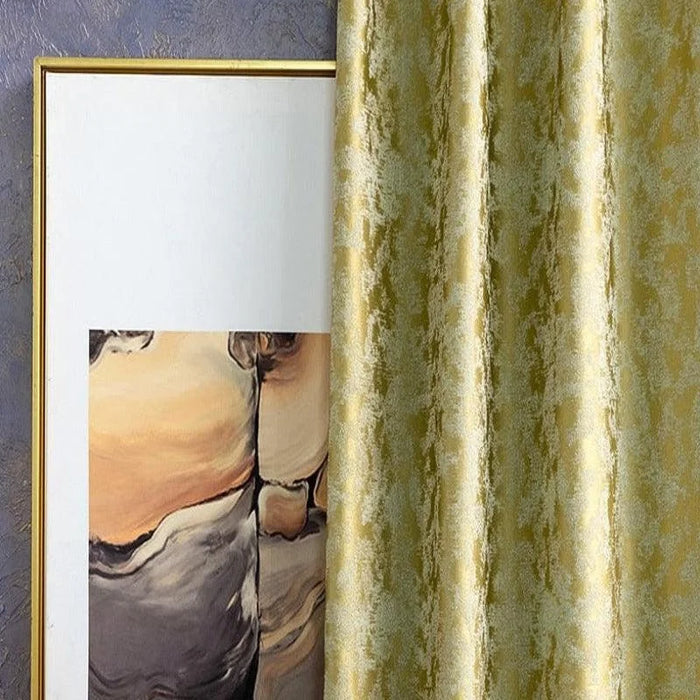 Rideau décoratif luxueux de couleur jaune doré avec un motif texturé, parfait pour apporter une touche d'élégance moderne à votre intérieur. Le rideau est illustré avec un tableau encadré, ajoutant du charme à tout espace de vie, tout en créant une atmosphère chaleureuse et accueillante. Idéal pour le salon, la chambre ou le bureau.