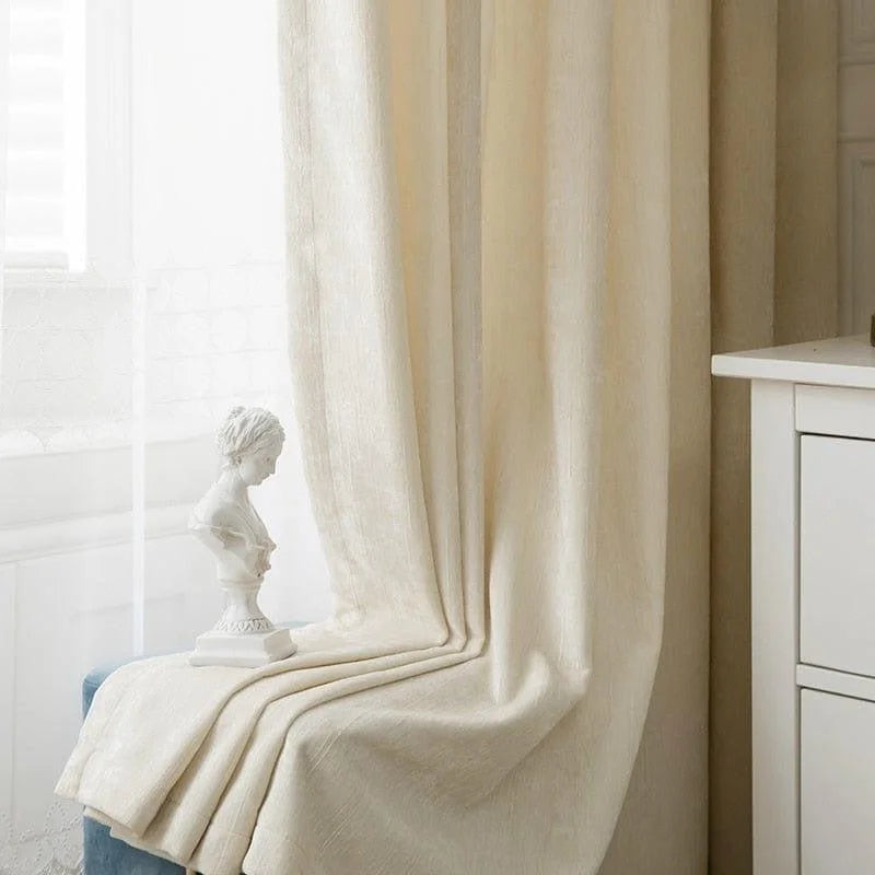 Rideau beige élégant pour décoration intérieure, idéal pour salon ou chambre, offrant une ambiance douce et apaisante. Statue décorative en arrière-plan ajoutant une touche artistique et sophistiquée à votre espace. Solution idéale pour embellir vos fenêtres avec style et modernité.