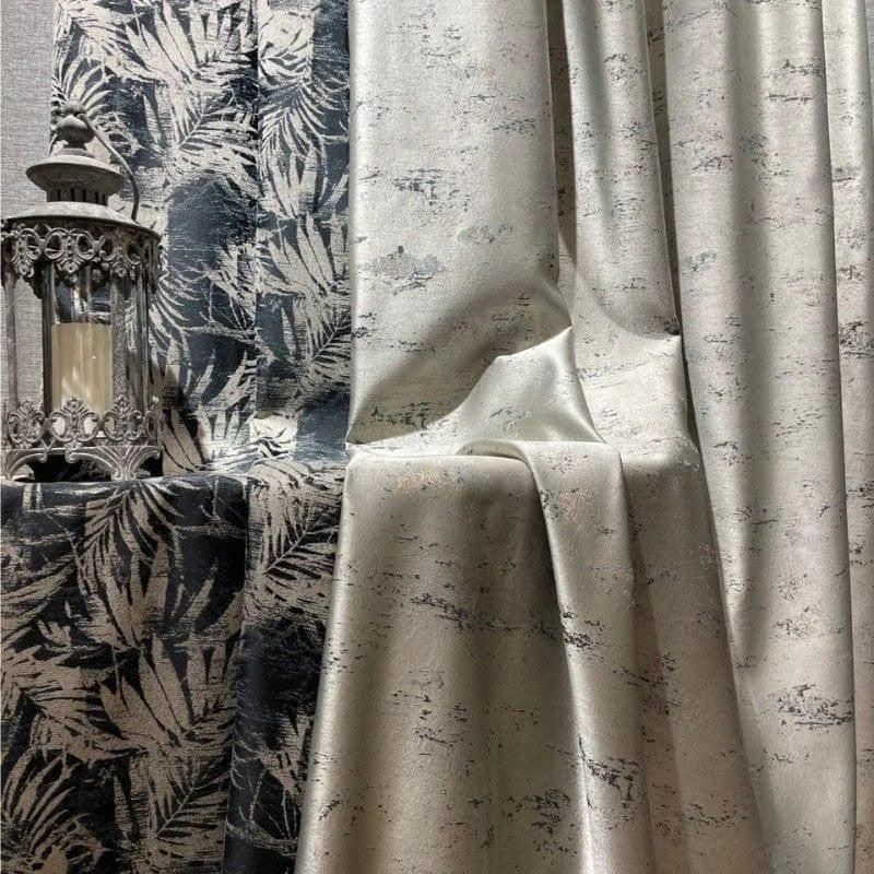Rideaux élégants avec motifs de feuilles, parfaits pour ajouter une touche de sophistication à votre intérieur. Leur design raffiné, combiné à des teintes naturelles, crée une ambiance apaisante et moderne. Idéal pour salons ou chambres, ce duo de rideaux assure élégance et intimité à votre espace de vie.