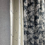 Voici un texte alternatif SEO pertinent pour l'image:

"Rideaux élégants avec motifs végétaux et design moderne. Parfaits pour ajouter une touche de sophistication à tout intérieur. Disponibles dans une variété de styles pour s'adapter à votre décoration."

Ce texte met en avant les caractéristiques visuelles et l'usage prévu des rideaux, sans mentionner la matière.