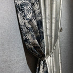 Rideaux élégants avec motif tropical et texture luxueuse, parfaits pour ajouter une touche sophistiquée à votre intérieur. Ces tentures combinent des teintes grises et sombres pour créer un effet dramatique et élégant. Transformer votre espace de vie avec ces éléments décoratifs conviendra à tout style de décoration moderne ou classique.