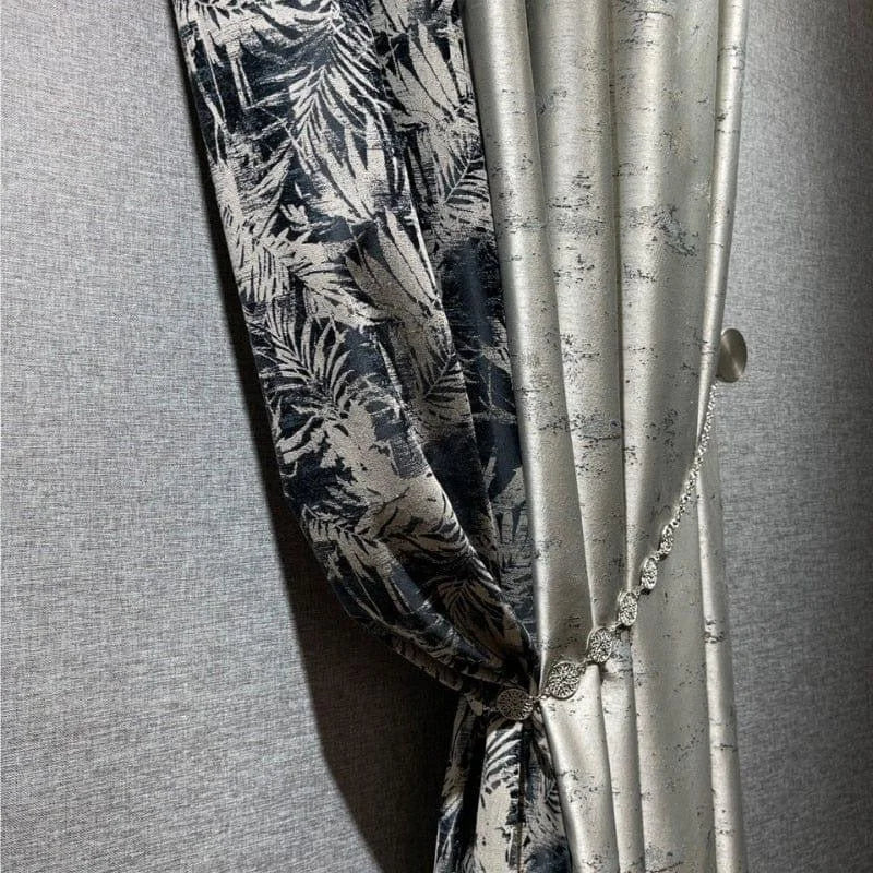 Rideaux élégants avec motif tropical et texture luxueuse, parfaits pour ajouter une touche sophistiquée à votre intérieur. Ces tentures combinent des teintes grises et sombres pour créer un effet dramatique et élégant. Transformer votre espace de vie avec ces éléments décoratifs conviendra à tout style de décoration moderne ou classique.