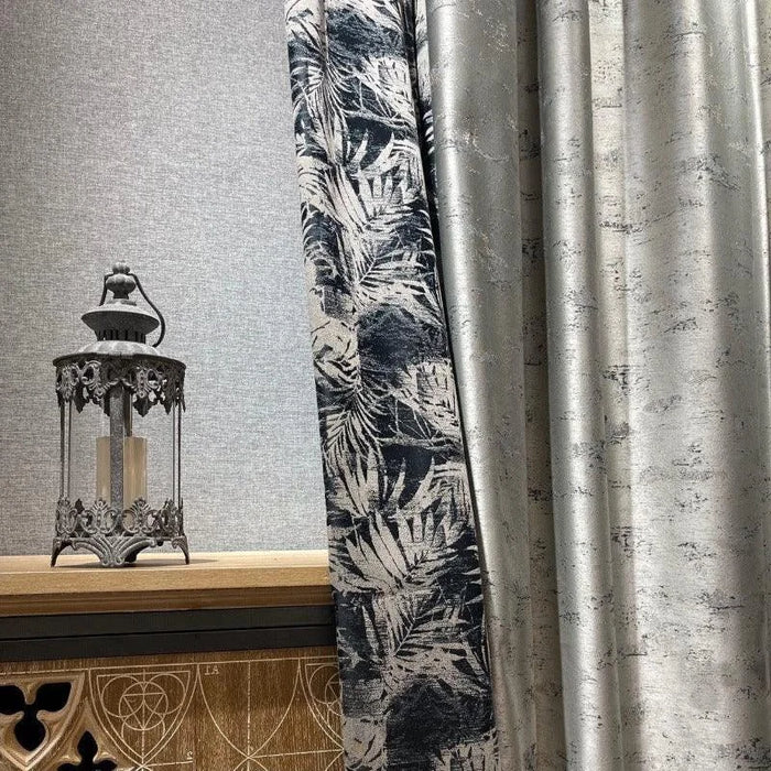 Rideau élégant avec motif feuillage tropical et texture moderne, idéal pour apporter une touche de sophistication à la décoration intérieure. Associe harmonieusement motifs naturels et contemporains. Lumière tamisée grâce à une lanterne décorative en métal, parfaite pour créer une ambiance chaleureuse et chic. Solution idéale pour embellir salon, chambre ou tout espace de vie.