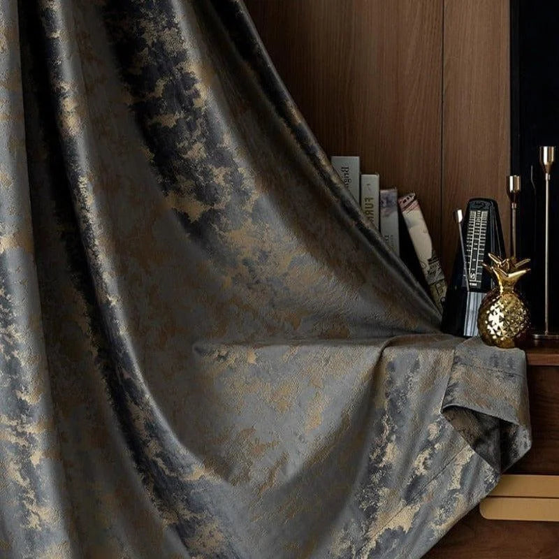 Rideau décoratif luxueux aux motifs dorés sur fond sombre, idéal pour sublimer votre intérieur. Ce rideau élégant crée une atmosphère sophistiquée et chaleureuse dans votre salon ou chambre à coucher. Accessoire par excellence pour un design intérieur raffiné.
