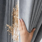 Rideaux gris élégants, combinaison parfaite d'intimité et de style pour votre intérieur. Ces rideaux ajoutent une touche moderne à toute pièce, offrant une ambiance chaleureuse. Idéals pour salons, chambres à coucher ou bureaux, leur design intemporel s'intègre facilement à divers décors. Transformez votre espace avec ces rideaux esthétiques et fonctionnels.