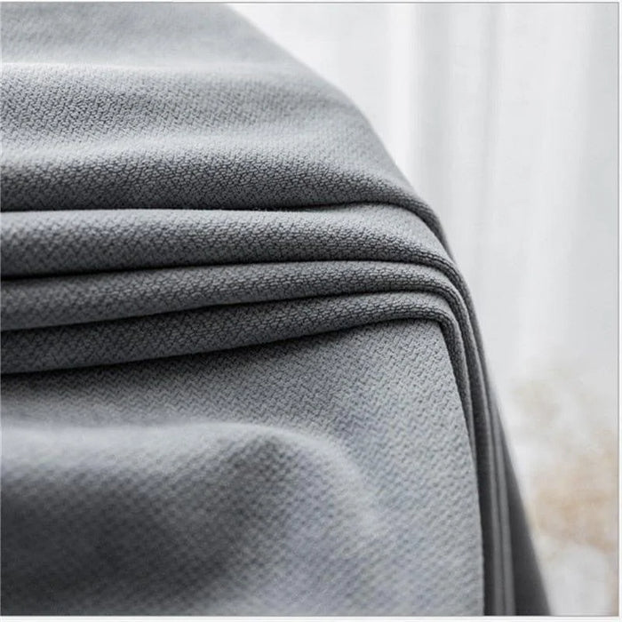 Couverture grise élégante, idéale pour ajouter une touche de confort et de style à votre intérieur. Parfaite pour le salon ou la chambre, cette pièce s'adapte à tout type de décoration grâce à sa teinte sobre et contemporaine. Accessoire incontournable pour une ambiance chaleureuse et accueillante.