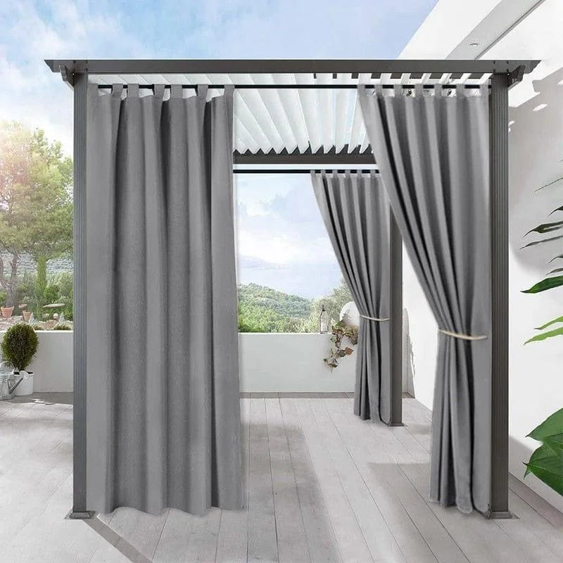 Pergola moderne avec rideaux gris élégants, offrant un espace extérieur ombragé et confortable, idéal pour la terrasse ou le jardin. Vue panoramique et design contemporain, parfaits pour créer un coin détente en plein air. Ajustez l'intimité et la lumière grâce aux rideaux coulissants. Accessoire incontournable pour embellir votre espace extérieur et profiter des journées ensoleillées.