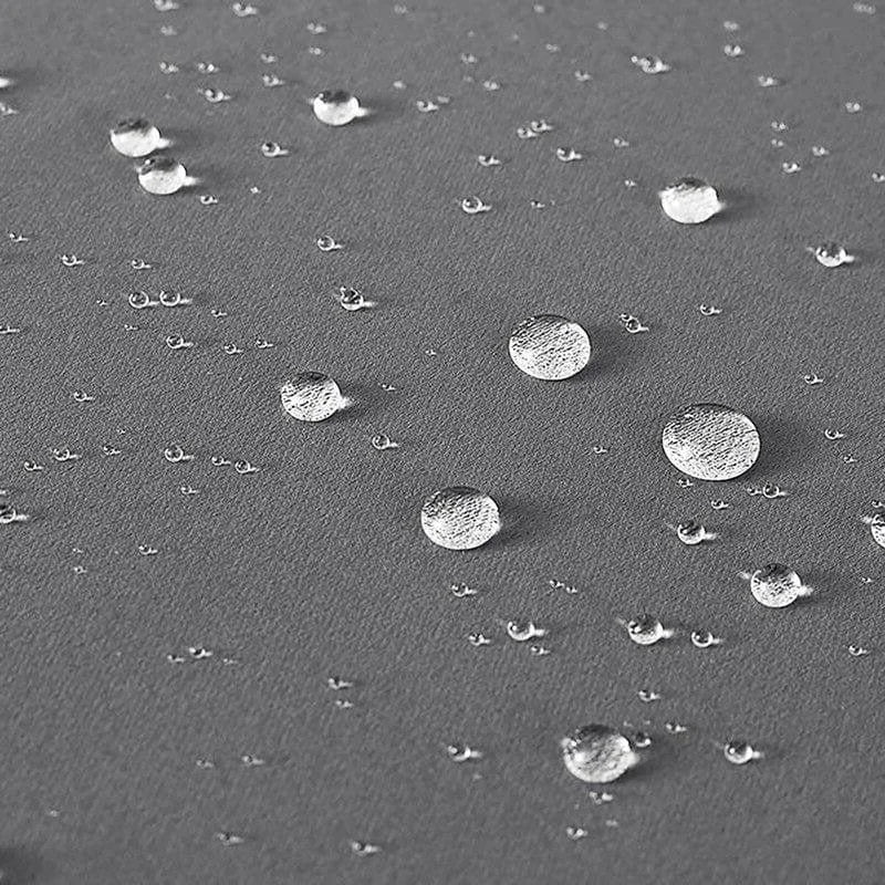 Gros plan sur une surface résistante à l'eau avec des gouttes en suspension, mettant en avant la technologie déperlante avancée pour une protection efficace contre l'humidité. Idéal pour les produits nécessitant une barrière contre les éléments extérieurs, assurant durabilité et performance.
