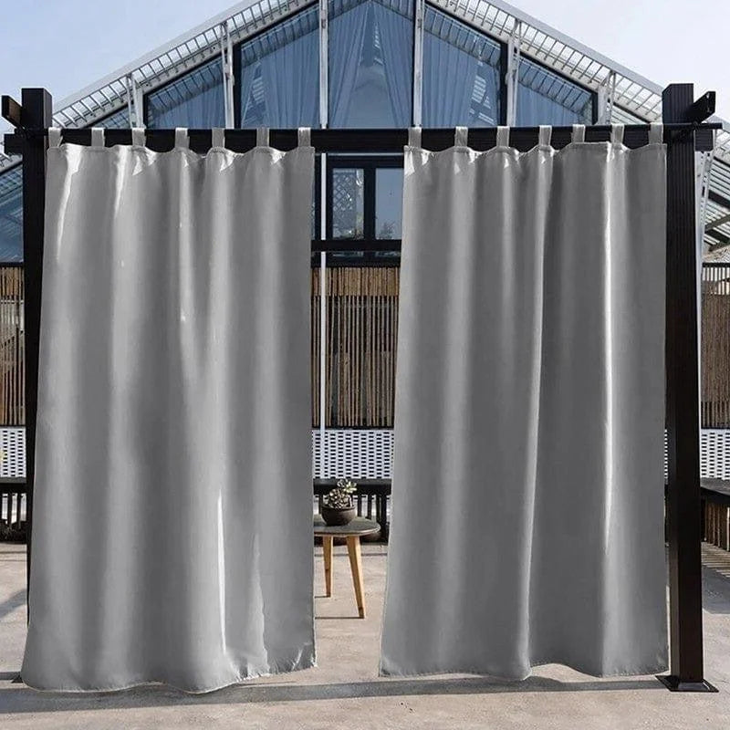 Rideaux d'extérieur élégants et modernes, parfaits pour créer un espace intime et protégé sur une terrasse ou un balcon. Design sobre et contemporain adapté à tout type d'architecture. Accessoire idéal pour embellir et optimiser votre espace extérieur.