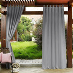 Rideau extérieur gris élégant pour pergola, idéal pour embellir votre espace de jardin tout en offrant intimité et protection solaire. Ce rideau moderne s'intègre parfaitement à votre décoration extérieure, créant une ambiance chaleureuse et accueillante. Parfait pour profiter de moments de détente en plein air, il s'adapte à toutes les saisons tout en conférant une touche sophistiquée à votre patio ou terrasse.