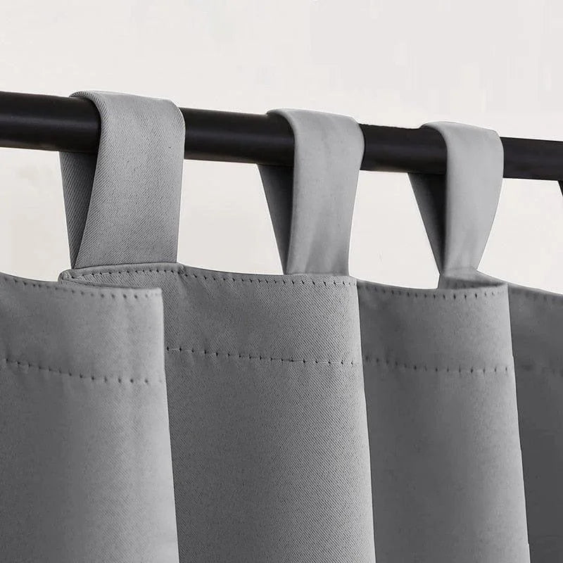 Rideau gris à œillets, idéal pour chambres et salons, avec un design moderne et élégant. Ajustement facile sur tringle, parfait pour une décoration sobre et contemporaine. Ajoute une touche de sophistication à tout espace intérieur.