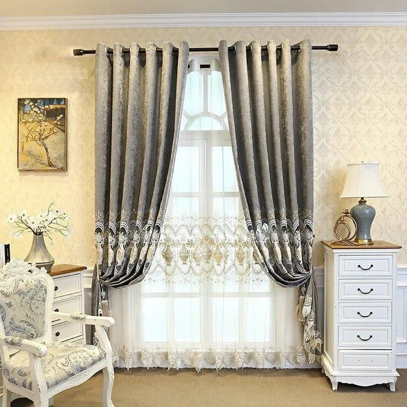 Rideaux élégants de couleur gris avec motifs décoratifs pour salon. Ajoutez une touche de sophistication à votre intérieur avec ces rideaux opaques. Parfaits pour ajouter du caractère à vos fenêtres et créer une ambiance chaleureuse. Accessoirisez votre maison avec style et confort grâce à ce design raffiné.