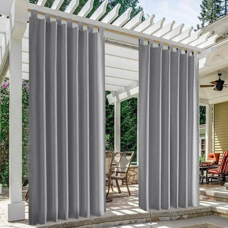 Rideaux occultants gris pour patio extérieur, idéaux pour créer un espace privé et confortable sur votre terrasse. Ces rideaux élégants ajoutent une touche moderne tout en protégeant du soleil et du vent. Parfaits pour un aménagement extérieur stylé et fonctionnel.