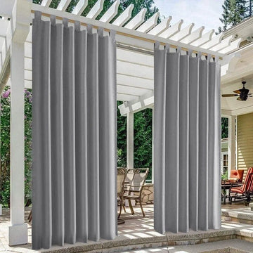 Rideaux occultants gris pour patio extérieur, idéaux pour créer un espace privé et confortable sur votre terrasse. Ces rideaux élégants ajoutent une touche moderne tout en protégeant du soleil et du vent. Parfaits pour un aménagement extérieur stylé et fonctionnel.
