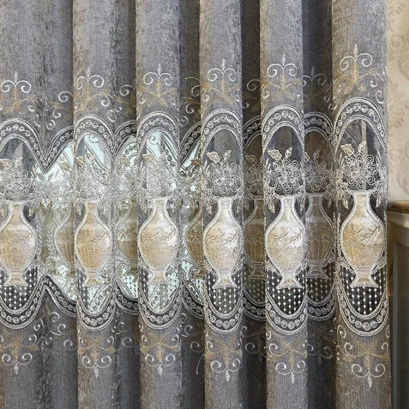 Rideaux élégants gris avec motifs floraux et vases brodés, parfaits pour ajouter une touche de sophistication à votre intérieur. Idéals pour le salon ou la chambre, ces rideaux décoratifs créent une ambiance raffinée et accueillante. Design unique et esthétique luxueuse, ces rideaux sont un choix parfait pour moderniser votre décoration.