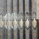 Rideaux élégants gris avec motifs floraux et vases brodés, parfaits pour ajouter une touche de sophistication à votre intérieur. Idéals pour le salon ou la chambre, ces rideaux décoratifs créent une ambiance raffinée et accueillante. Design unique et esthétique luxueuse, ces rideaux sont un choix parfait pour moderniser votre décoration.